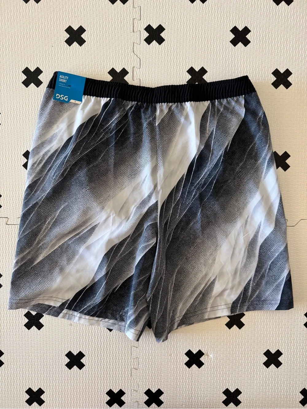 DSG boys agility shorts in Black & White size L NWT